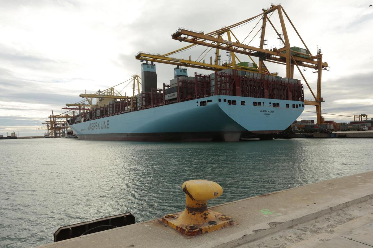 Un buque de Maersk atracado en la terminal de esta compañía en València