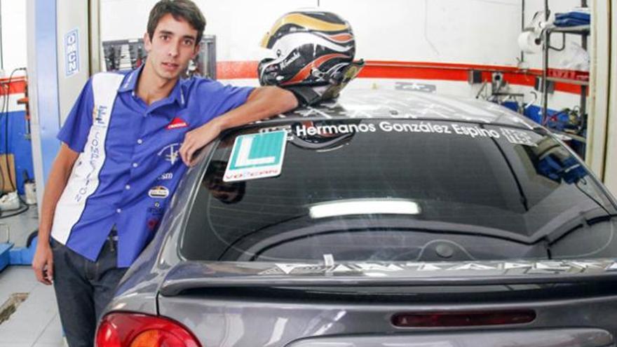 El lanzaroteño Marcos González Espino junto al vehículo con el que participará en el Rally Islas Canarias. | josé carlos guerra