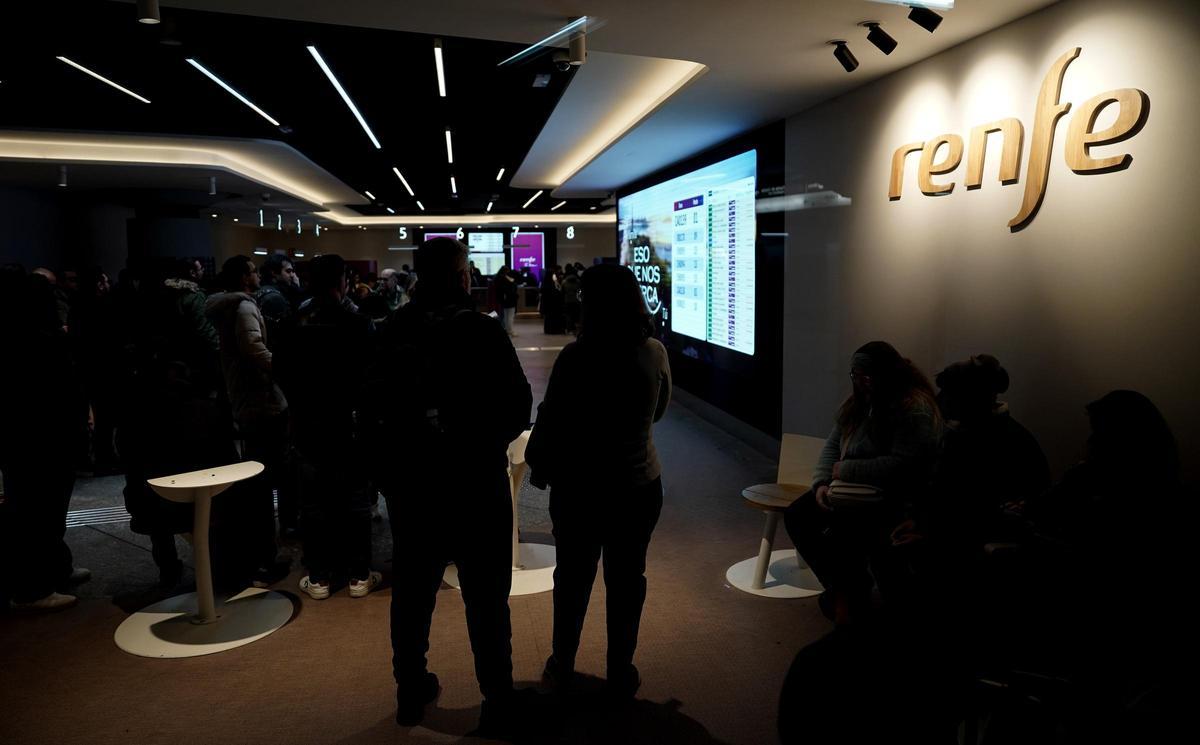 Atención al cliente de Renfe en la estación de Atocha.
