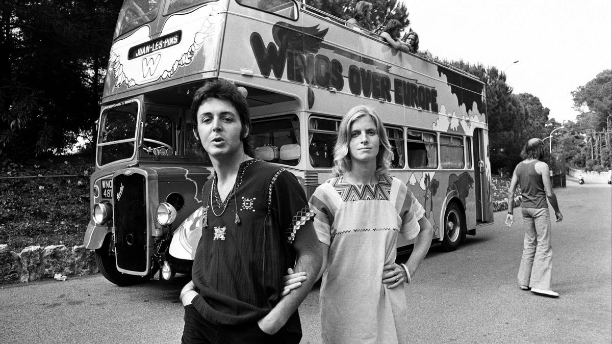 Paul y Linda McCartney con el autobús de la gira de The Wings.
