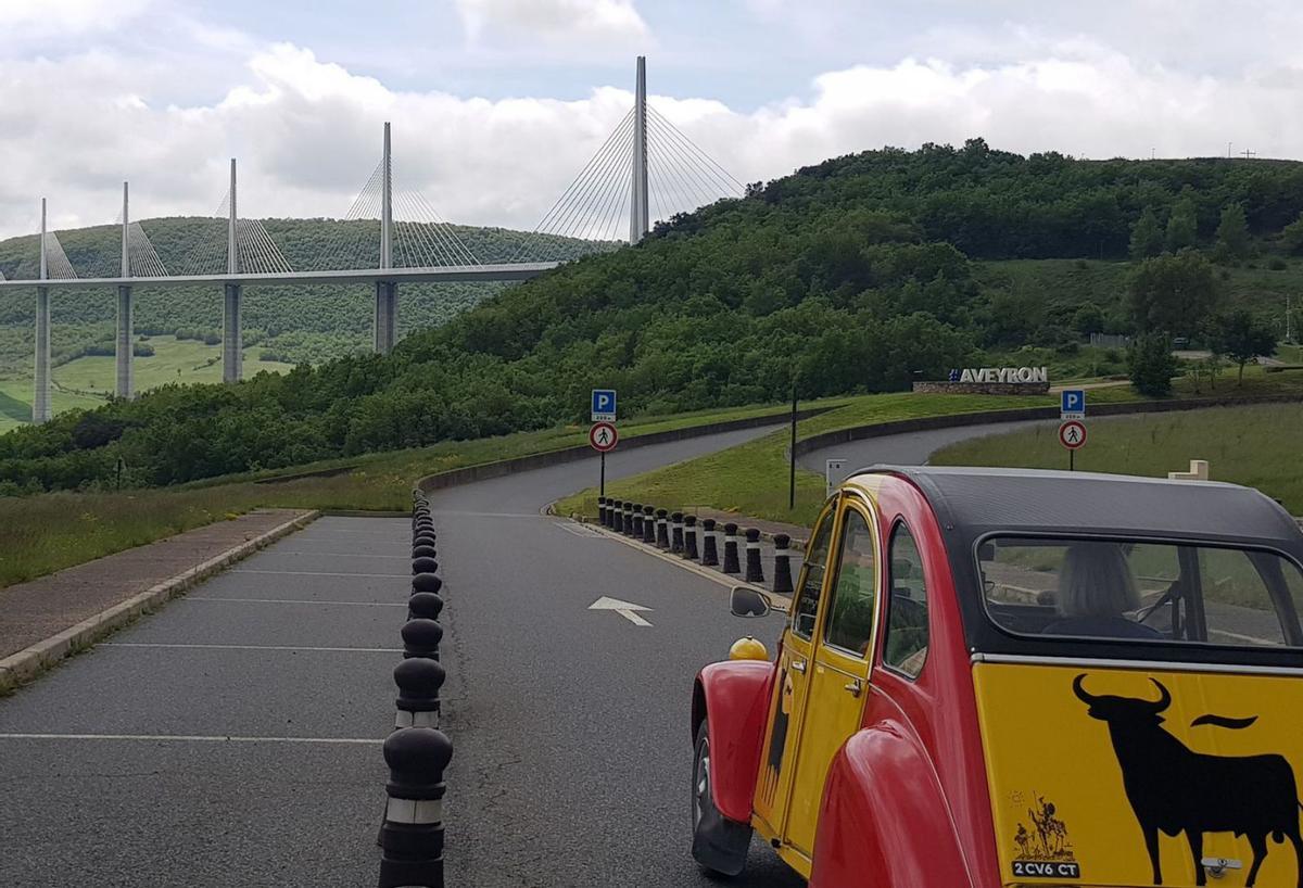 Manuel Galve y Carmen Valle conduciendo en el viaducto de Millau, en Francia. | EL PERIÓDICO