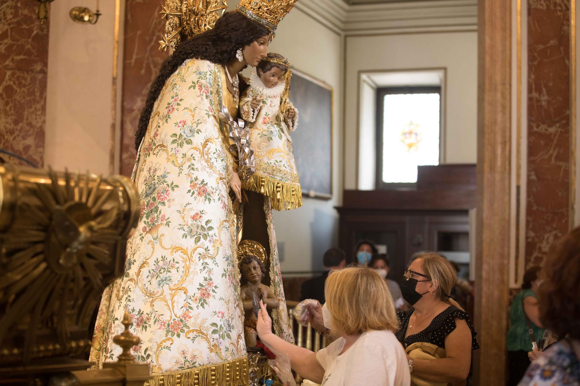 Colas desde primera hora en el Besamanos a la Virgen