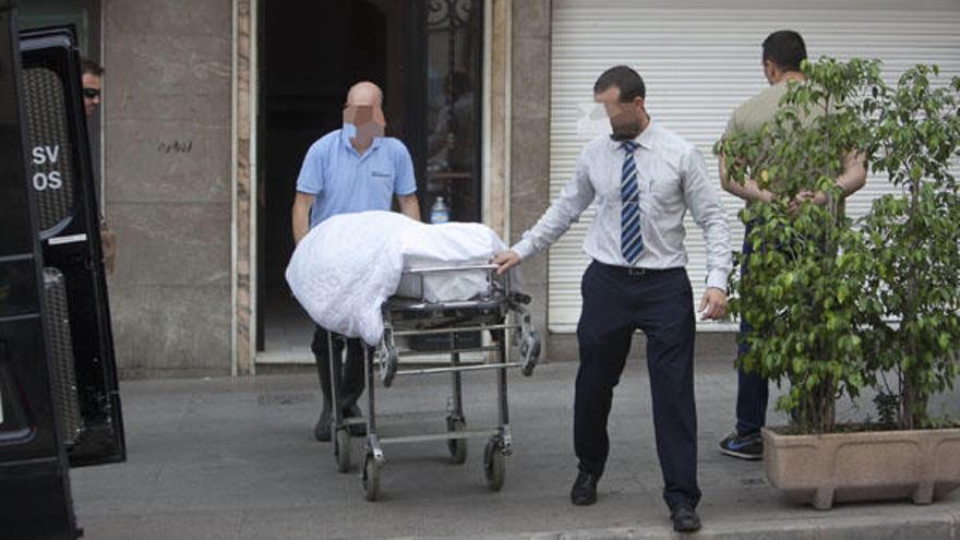 Un hombre mata de varias puñaladas a su padre de 72 años en una casa de Elx