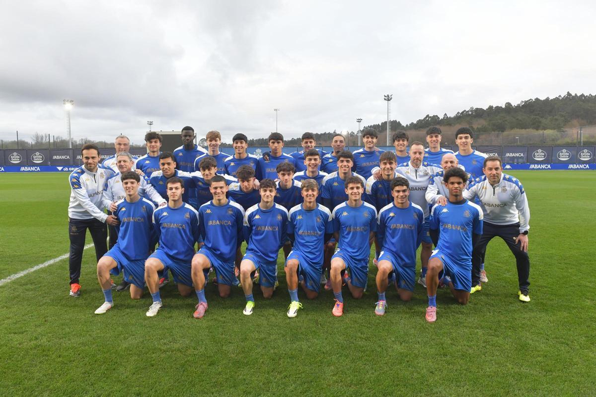 Los integrantes de la plantilla del Deportivo Juvenil A posan en Abegondo antes de afrontar la fase final de la Copa del Rey.
