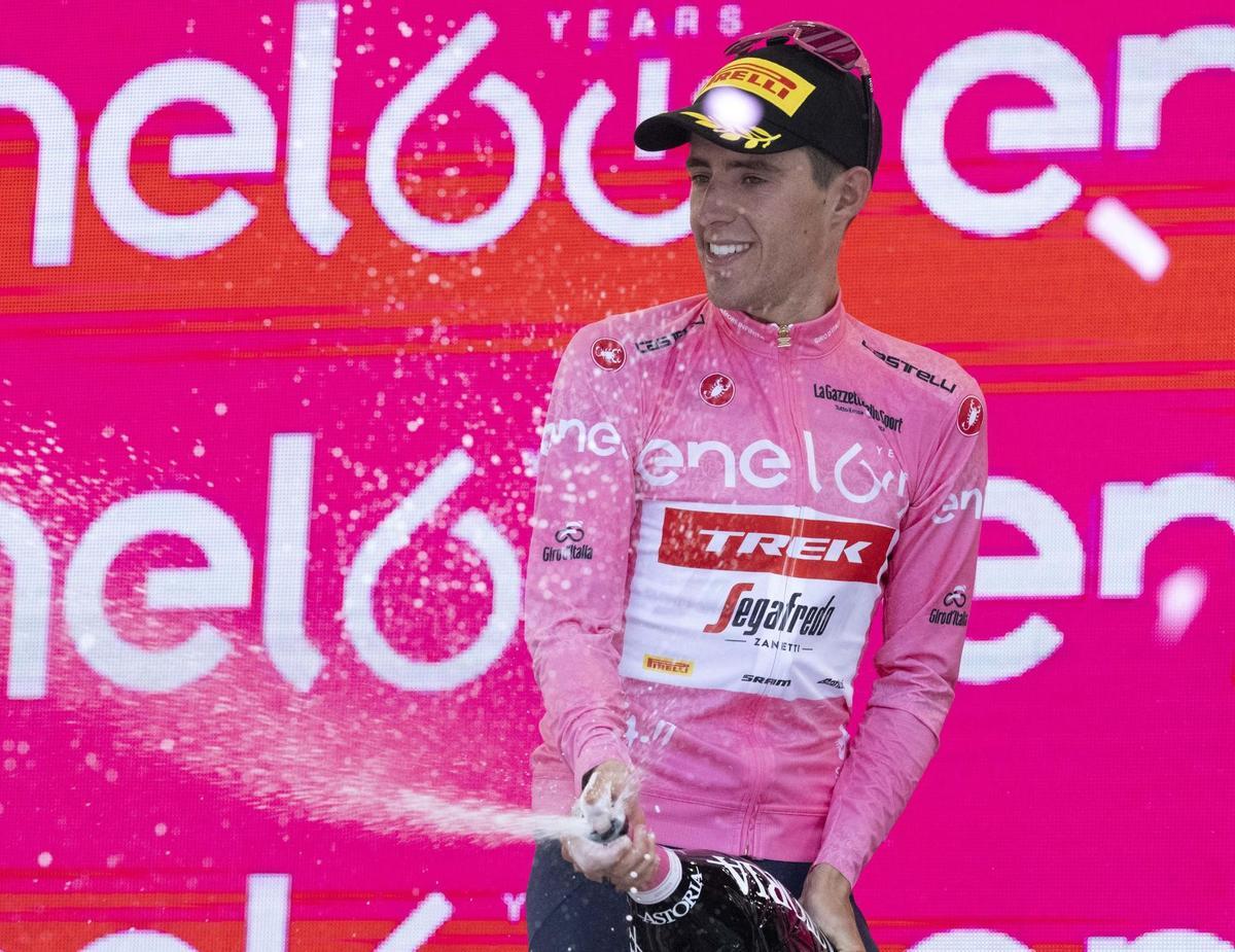 Jesi (Italy), 17/05/2022.- Spanish rider Juan Pedro Lopez of Trek-Segafredo team celebrates on the podium retaining the overall leader’s pink jersey after the 10th stage of the Giro d’Italia 2022 cycling race, over 196km between Pescara and Jesi, central Italy, 17 May 2022. (Ciclismo, Italia) EFE/EPA/MAURIZIO BRAMBATTI