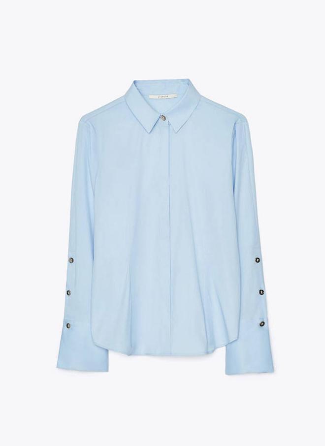 Camisa azul pastel, de Uterqüe