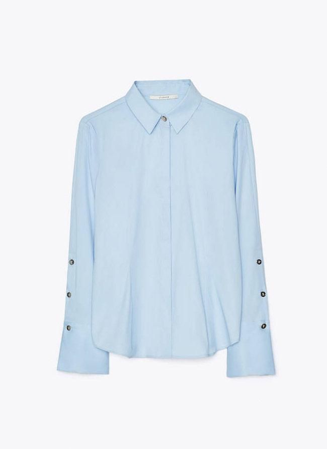 Camisa azul pastel, de Uterqüe