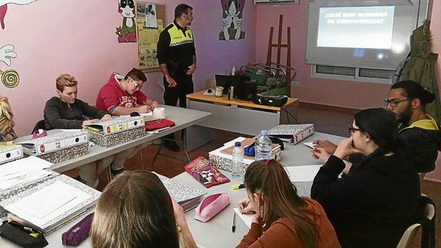 La policía local de Logrosán conciencia sobre las normas de convivencia ciudadana