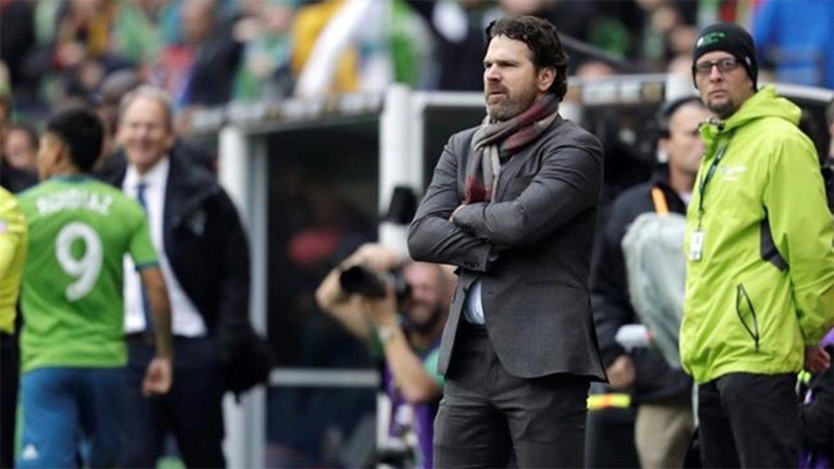 Greg Vanney dirigiendo un partido