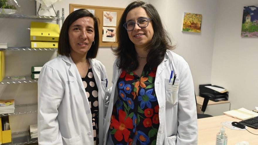 La psicóloga Penélope Sanjurjo (izq.), junto a la oncóloga Lidia Tuña, en el Cunqueiro. |