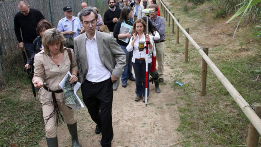 Representants de Costes marquen sobre el terreny l&#039;atermenament.