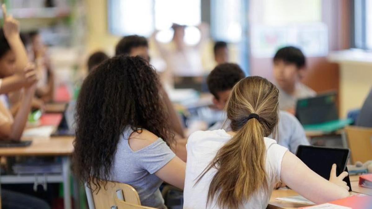 Varios estudiantes atienden al profesor en el aula, en imagen de archivo.