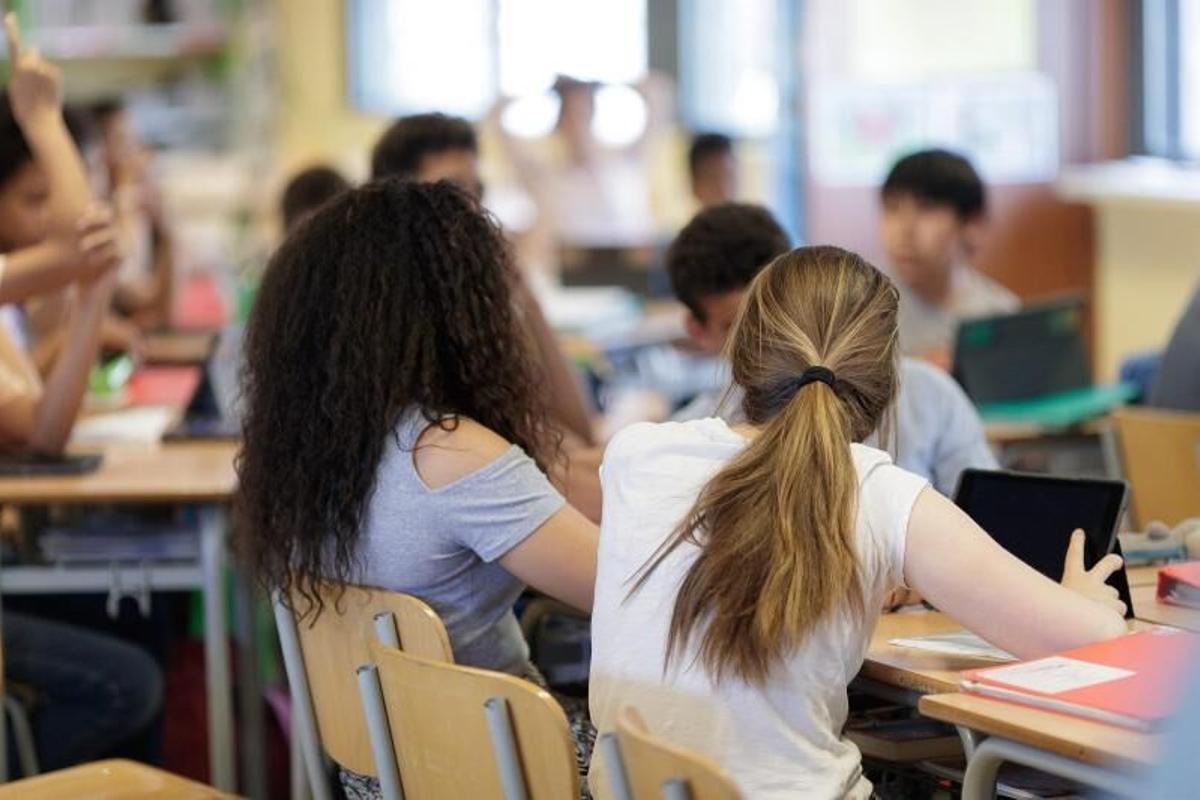 Varios estudiantes atienden al profesor en el aula, en imagen de archivo.