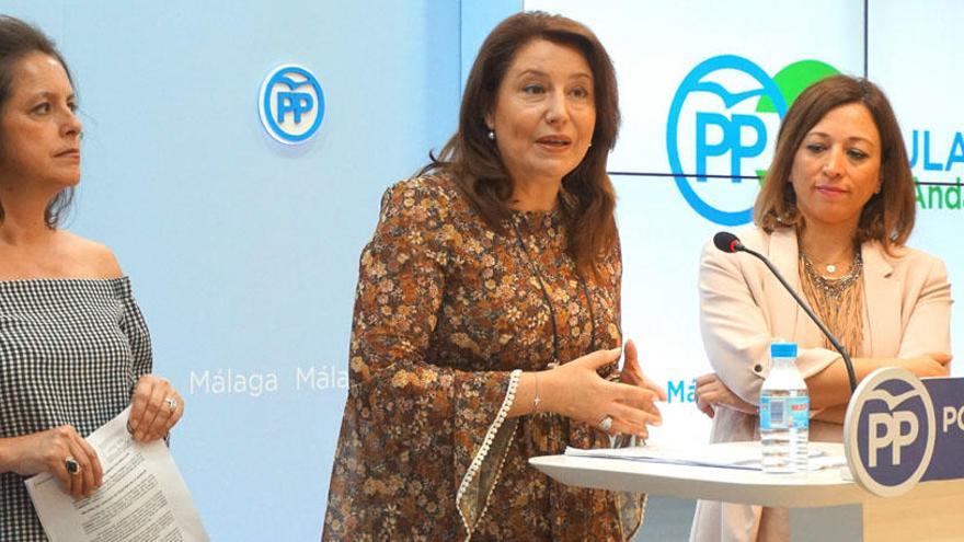 García, junto a Crespo y Navarro en rueda de prensa.