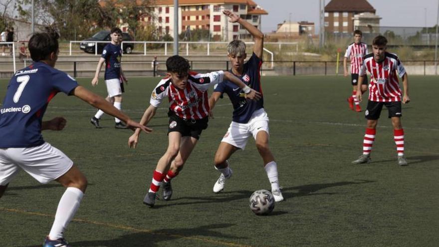 Un jugador del Zamora CF trata de recuper el balón durante el partido.