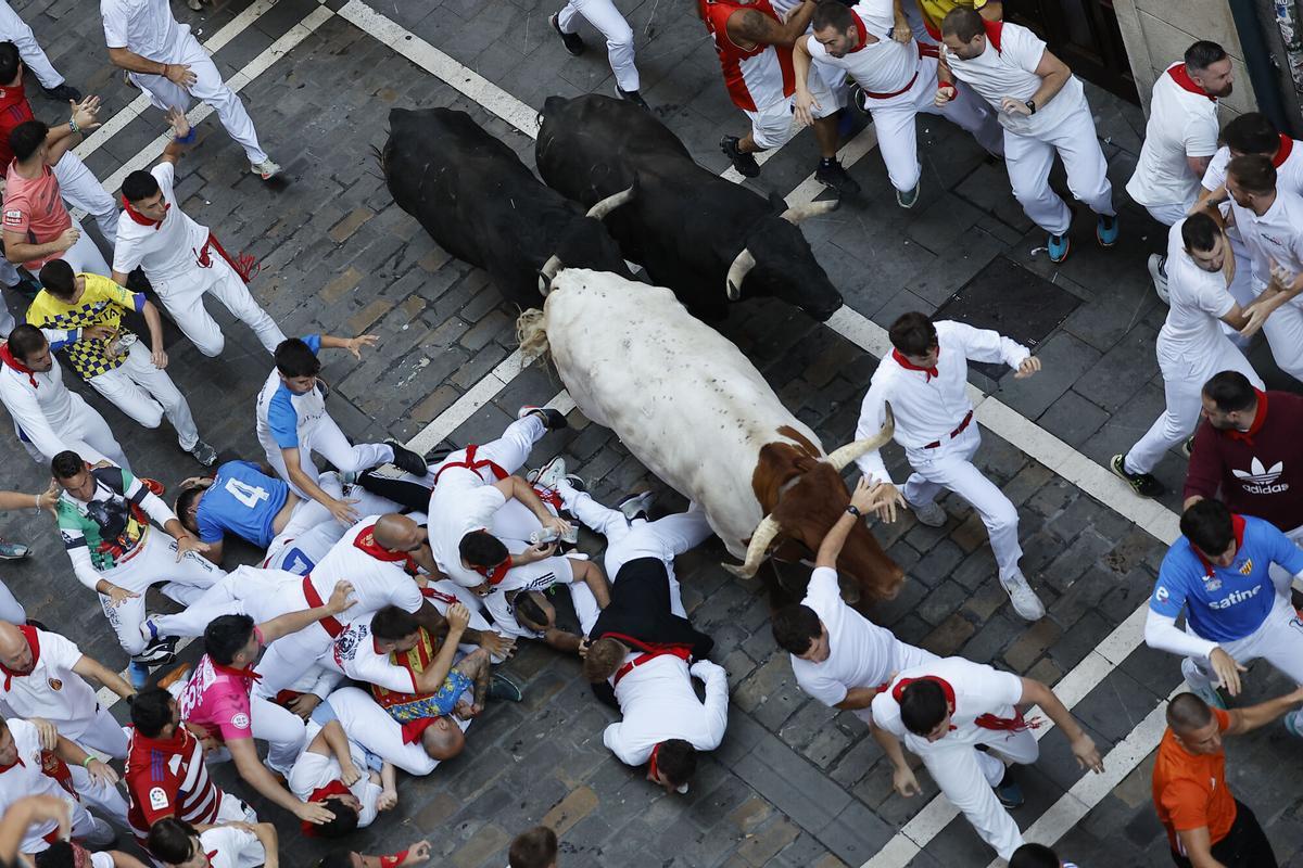 El tercer encierro de los Sanfermines 2026 ha sido rápido y emocionante con bonitas carreras de los corredores. El tercer encierro de los Sanfermines 2026 ha sido rápido y emocionante con bonitas carreras de los corredores.