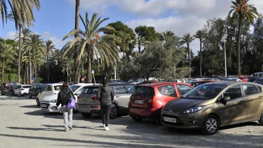 El aparcamiento de Facasa, situado junto a la avenida de Candalix, repleto de coches.