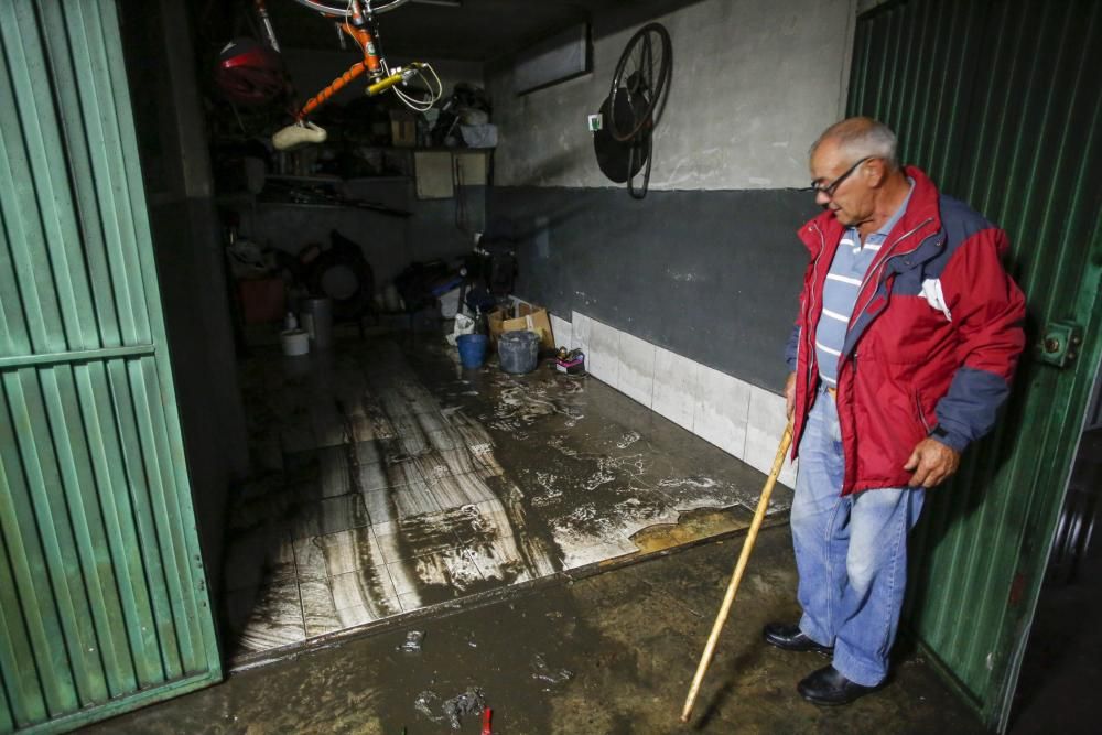 Trabajos de limpieza en la calle Llano Ponte de Avilés tras las inundaciones