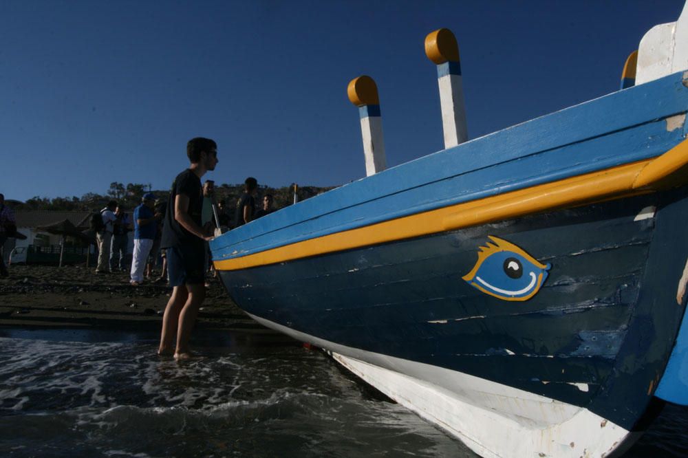 La Asociación de Amigos de la Barca de Jábega celebró el pasado lunes el solsticio de verano en la playa de La Araña con paseos en barca de jábega, sones de caracolas y lectura de poemas y relatos