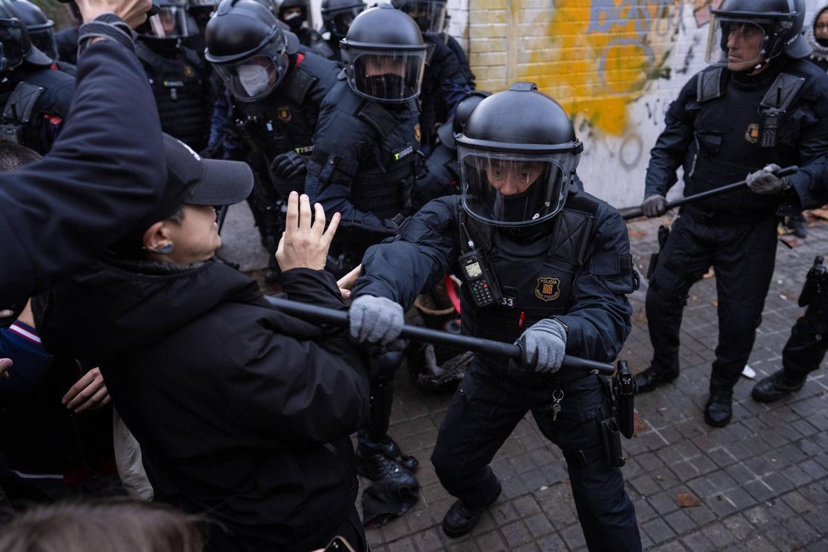 Desalojo del instituto B9 de Badalona