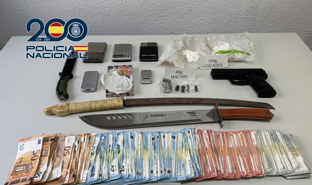 Droga, armas y efectos intervenidos.