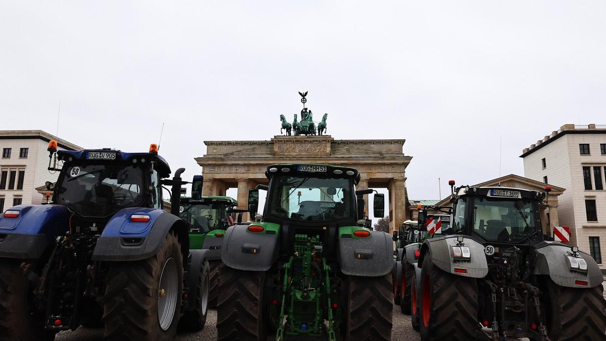 Tractores frente a la puerta de Brandenburgo, este lunes en Berlín.