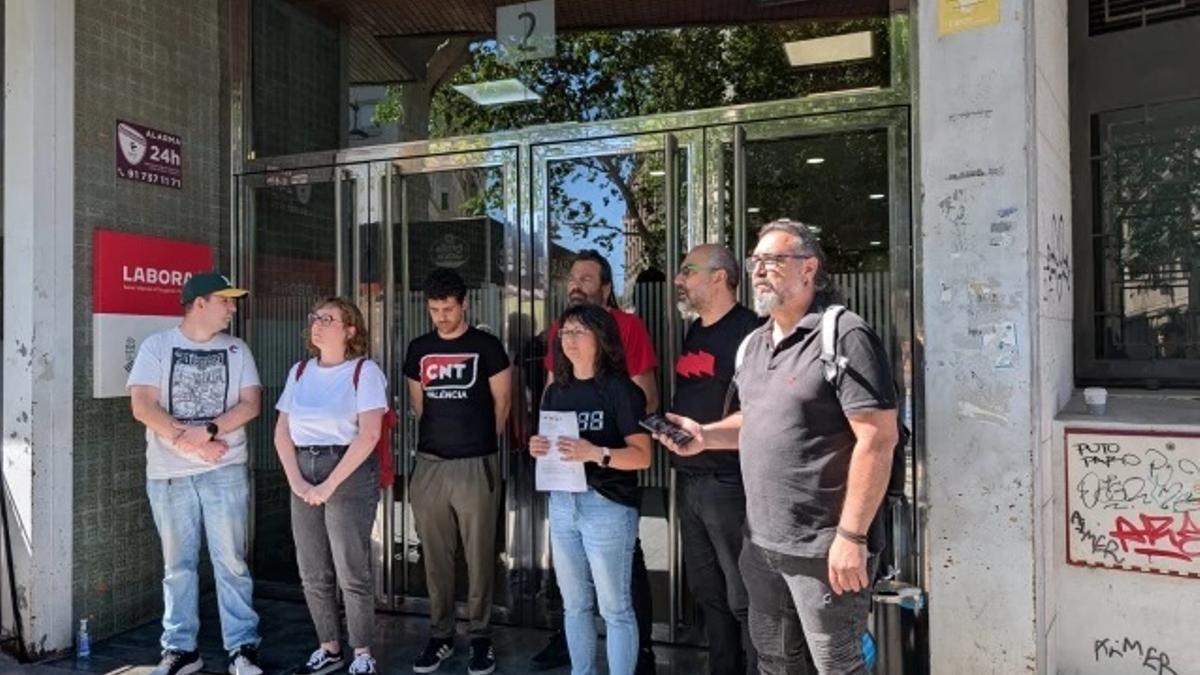 Representantes de los sindicatos en la puerta de la sede de Labora.