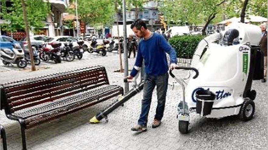 Un operari provant la màquina, ahir al matí, a l&#039;Eixample de Girona.