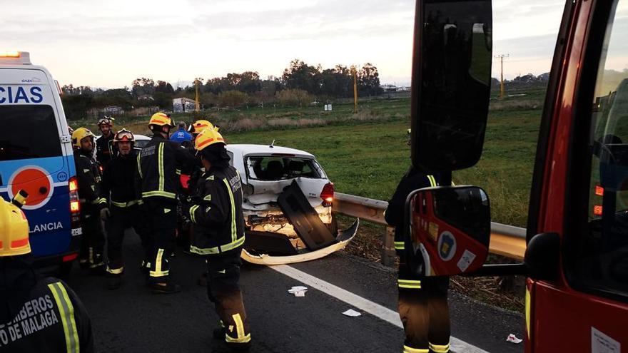 Los bomberos tuvieron que sacar a una mujer que quedó atrapada en el interior del coche.