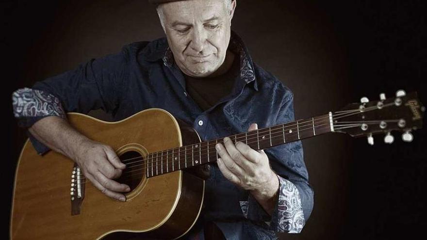 Ramón Berger, con su guitarra, en una imagen promocional.