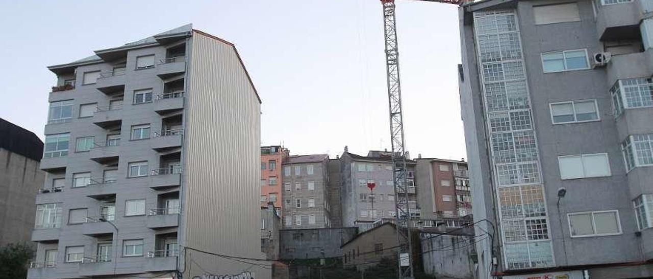 Una grúa en el entorno del campus universitario de Ourense. // Iñaki Osorio