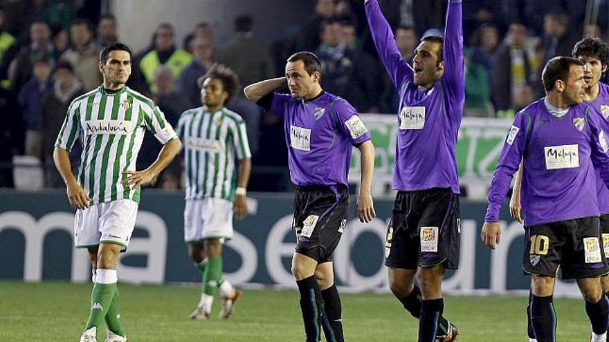 SE18. SEVILLA, 11/01/09.- Los jugadores del Málaga celebran el segundo gol de su equipo ante el Betis, durante el partido correspondiente a la decimooctava jornada de liga en primera división, disputado por Betis y Málaga esta tarde en el estadio Ruiz de Lopera de Sevilla.