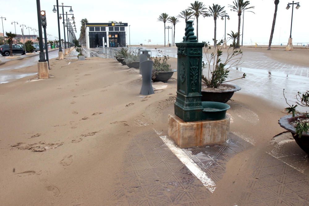 El temporal ''entierra'' en arena el paseo marítimo de València