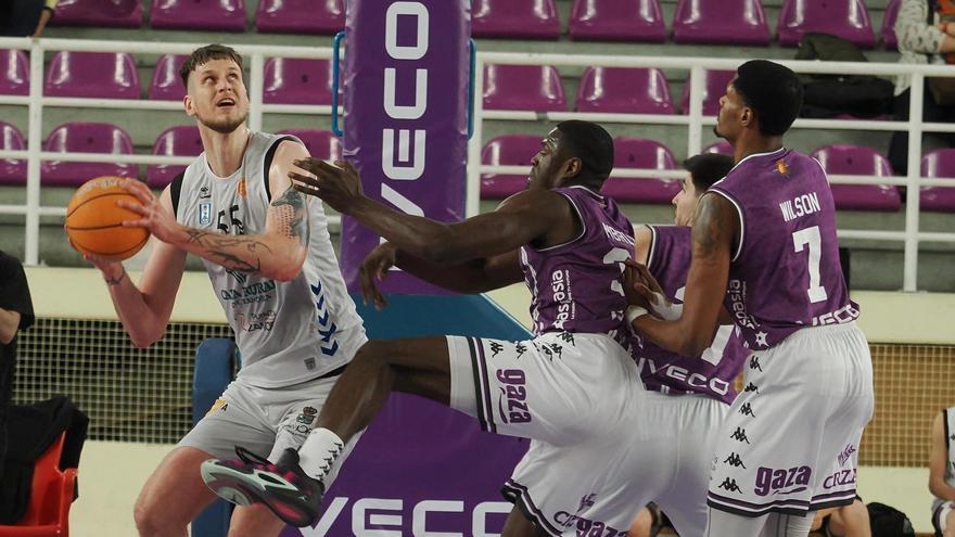 Pauksté trata de anotar bajo el aro del Real Valladolid.