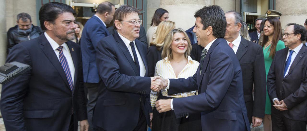 Ximo Puig y Carlos Mazón se saludan en el acto del Día de la Constitución en Alicante.