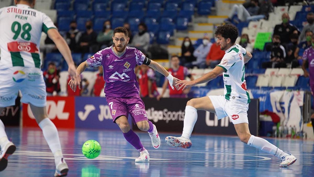 Lance del partido entre el Palma Futsal y el Córdoba Futsal Patrimonio de la Humanidad en el Palacio de Deportes Son Moix.