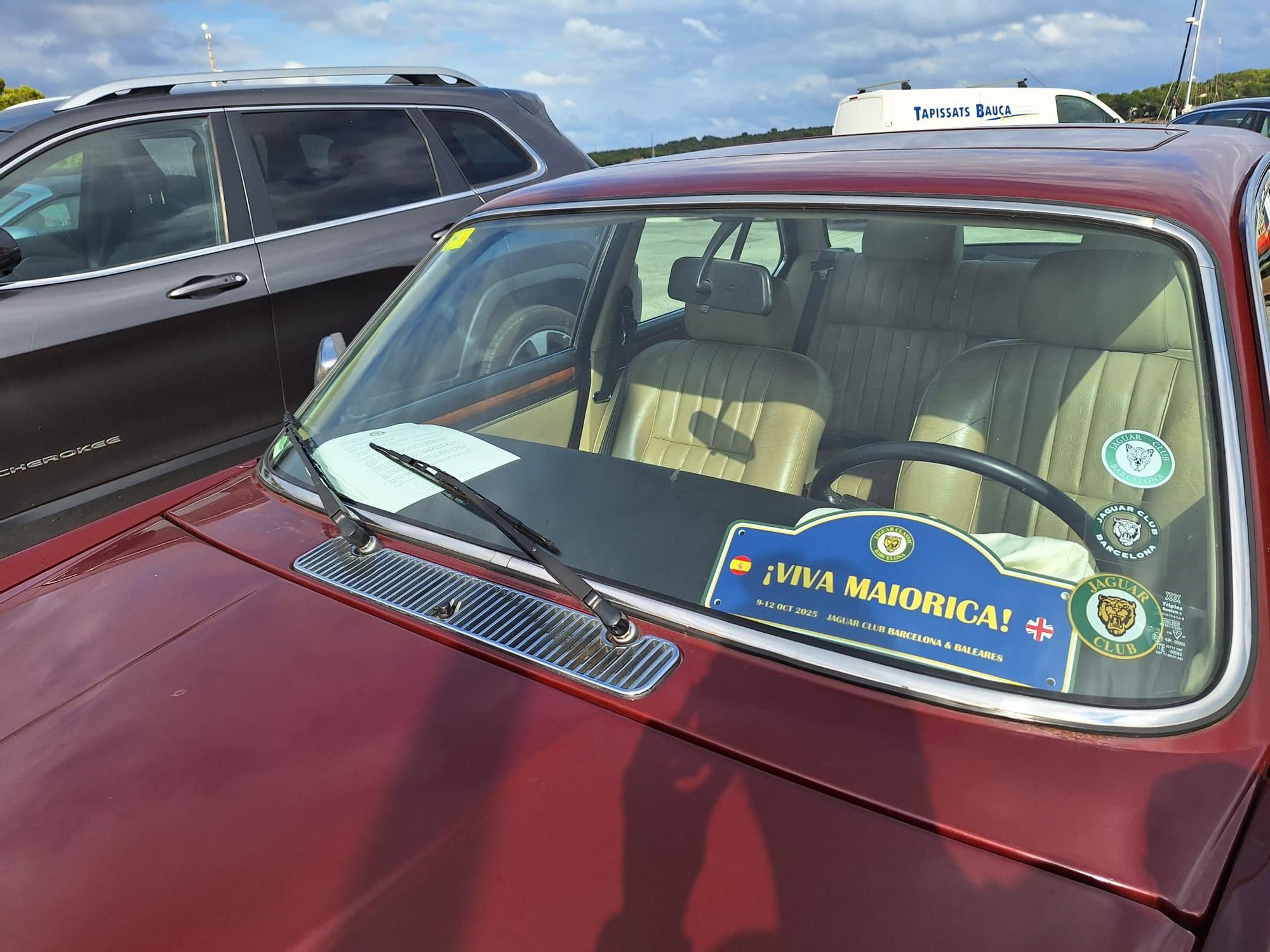 Los clásicos coches de Jaguar circulan por las carreteras de Mallorca