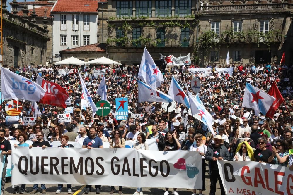 Milleiros de persoas reivindican o galego // X. Álvarez