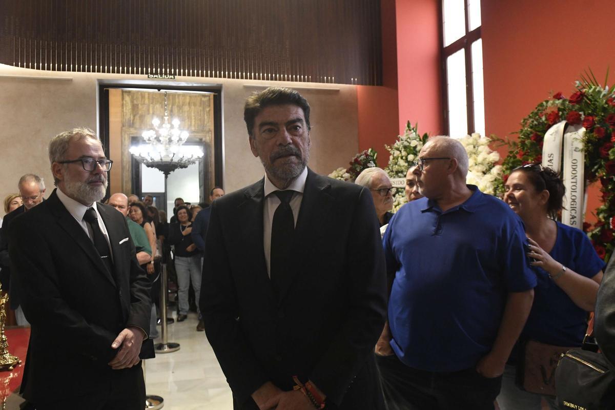 Las imágenes de la despedida a José Ballesta en la capilla ardiente instalada en el Salón de Plenos del Ayuntamiento de Murcia