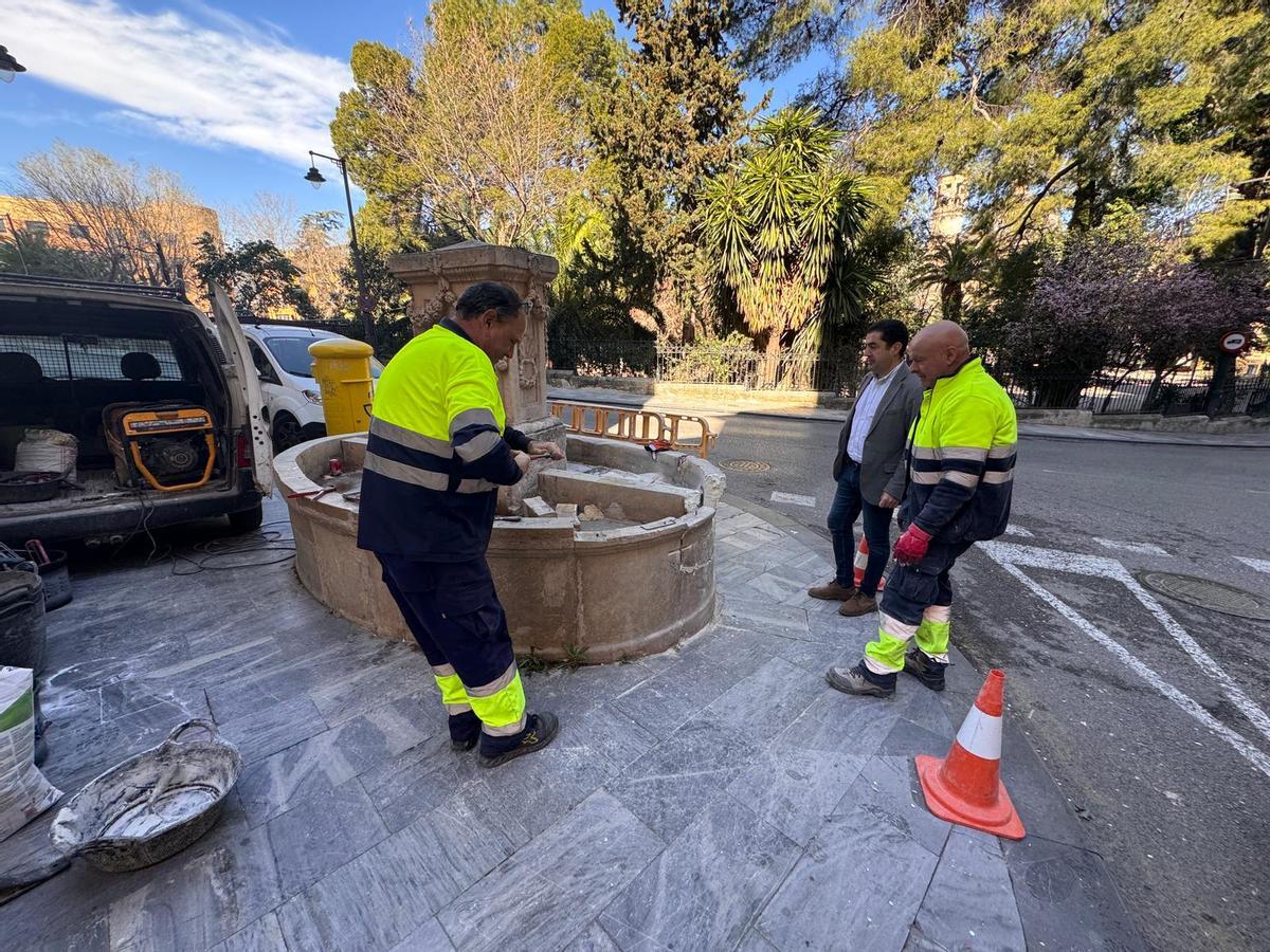 Visita del alcalde a las obras de reparación de la Font Redona