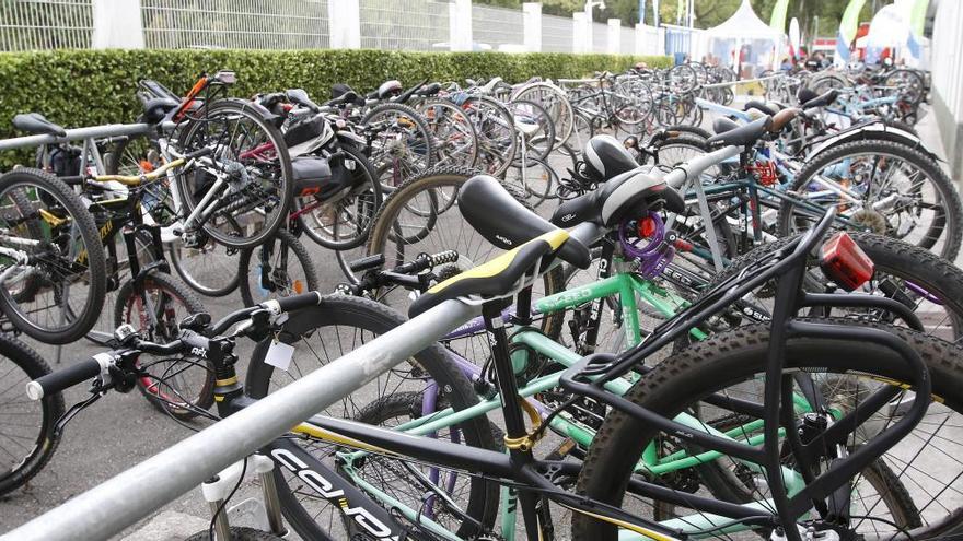 Roba una bicicleta en El Llano, pero pierde su móvil en la huida