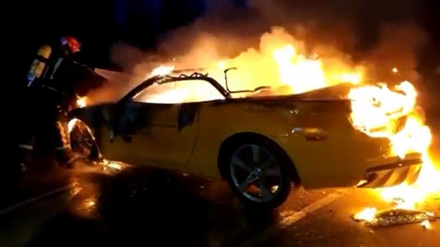 Un coche se convierte en una espectacular bola de fuego en cuestión de segundos en Burriana
