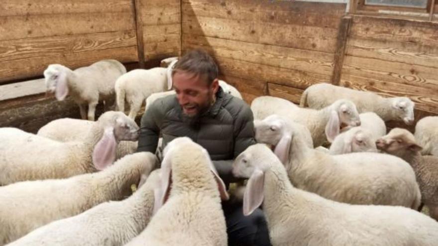 Dell’Agnollo, rodeado de ovejas en la granja de Sambuco. | CAN MARINES
