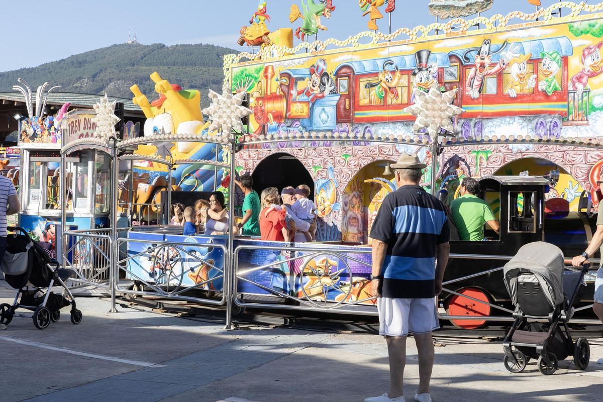 Atraccións de feira nas Festas do Carme de Moaña nunha edición anterior.