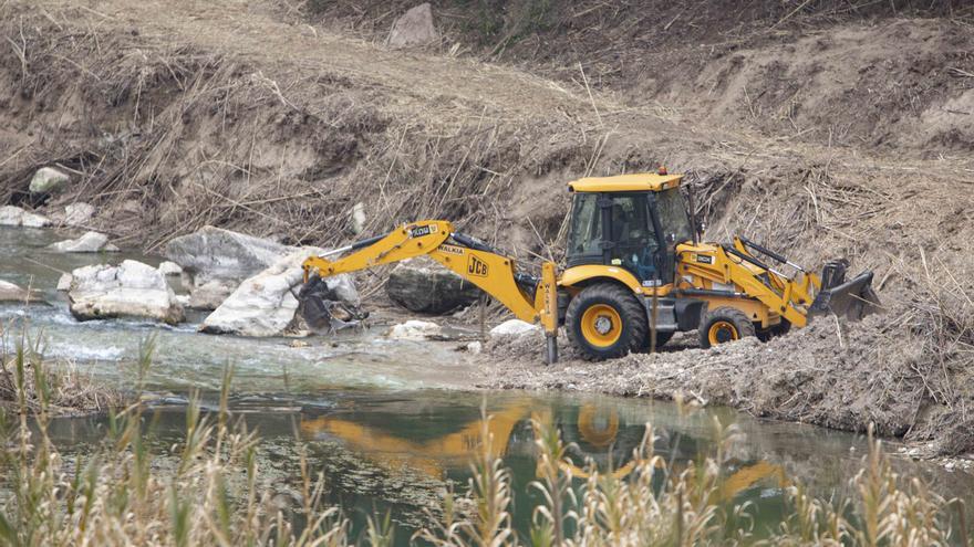 La CHJ acaba con las cañas que invadían el río Albaida en Xàtiva