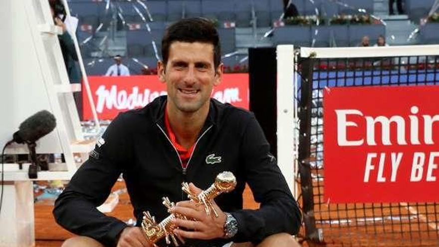 Djokovic, con el trofeo ganado ayer en Madrid. // Kiko Huesca