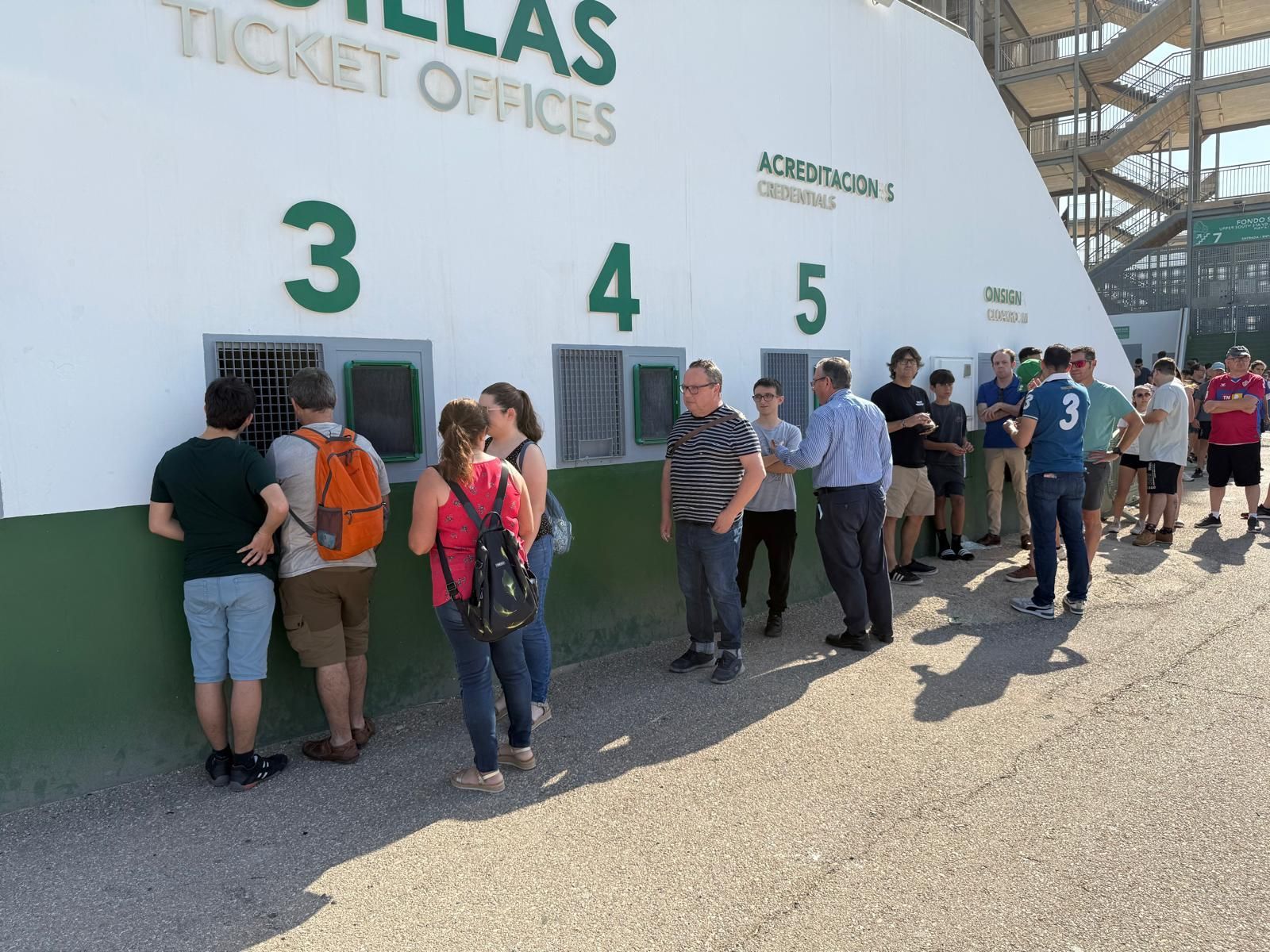 Los aficionados del Elche CF recogen las entradas en el estadio para el partido contra el Deportivo