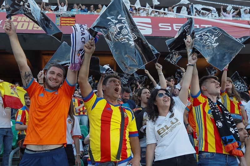 Valencianistas en las gradas del Benito Villamarín