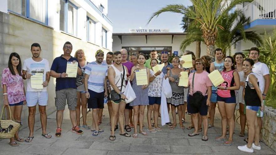 Unzufriedenen Gäste protestieren vor dem Hotel Vista Blava Elegance in Cala Millor