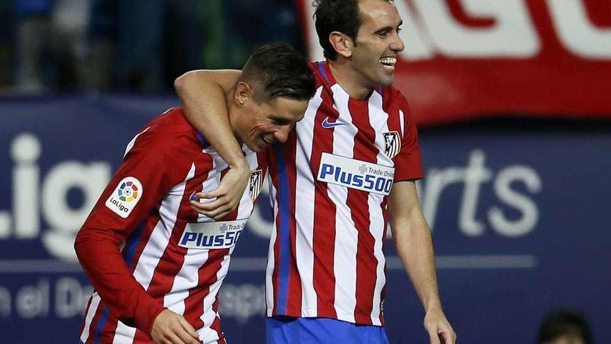 Fernando Torres celebra con Godín uno de sus goles de ayer contra el Alavés.